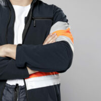 ingenieur-male-bras-croises