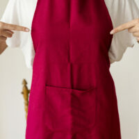 vue-section-mediane-doigt-pointe-femme-au-tablier-rouge
